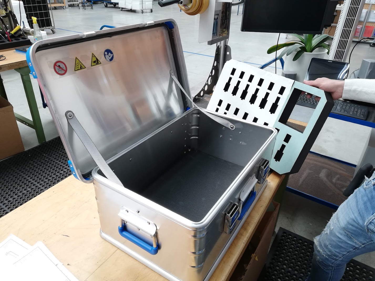 Fulfillment Service - Bestückung mit Schaumstoff und Lagerung